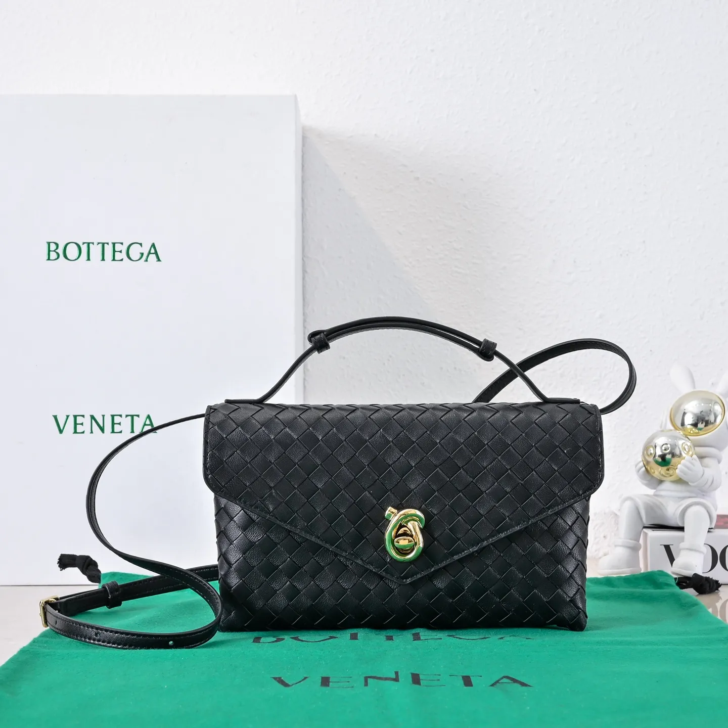 Batch 1660 #Bv new Knot Lock crossbody bag 🎈2025 early spring kont lock new series is hot on the market 🔥The brand's classic weaving process, with kont's metal rotating buttons, are exquisite and eye-catching, which is a luxurious embellishment of details. The upper body is elegant and elegant, with internal double compartments + card slots + back compartment. Super versatile, multiple carrying methods, detachable shoulder strap, portable/shoulder/cross-body, retro and fashionable, easy to carry with exquisite old-line style🫴 Model: 7191 Size: 25x16x5.5